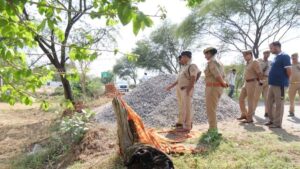 महिला का शव मिलने के बाद मौके पर जांच के लिए पहुंची पुलिस - फोटो : संवाद न्यूज एजेंसी