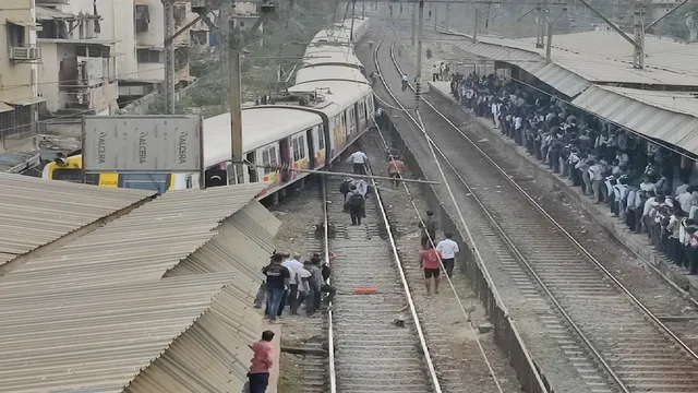 मुंबई: डोंबिवली स्टेशन के पास पटरी से उतरी लोकल ट्रेन, स्लो लाइन रूट पर रेल सेवा बधित
