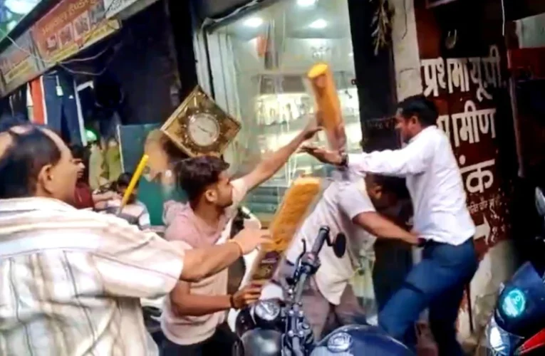 झांसी: 730 रुपये की शॉपिंग और फिर बीच सड़क पर ‘क्रिकेट मैच’! बैट-स्टंप लेकर आपस में भिड़े दुकानदार और ग्राहक