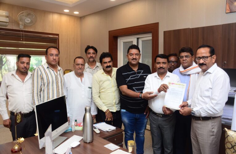भीषण गर्मी में अघोषित बिजली कटौती पर भड़का झांसी व्यापार मंडल, मंडलायुक्त को सौंपा सुझाव पत्र