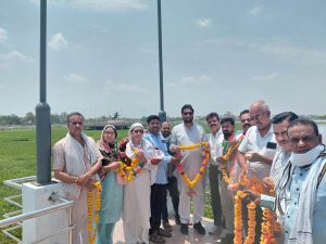 लक्ष्मी तालाब पर श्रद्धा की अनूठी मिसाल नाव में बैठकर रानी की प्रतिमा पर पहुंचकर किया माल्यार्पण