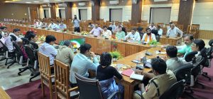विद्युत आपूर्ति को सुधारे जाने के निर्देश,ट्रांसफार्मर रिपेयरिंग के कार्य पर जताया असंतोष अभियान चलाकर अवैध ढंग से संचालित हो रहे ई-रिक्शा चार्जिंग प्वाइंट पर करें सख्त कार्रवाई : जिलाधिकारी जिलाधिकारी ने सांसद सहित जनपद के जनप्रतिनिधियों के सुझावों पर की चर्चा