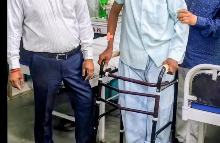उत्तर मध्य रेलवे झांसी मंडल रेल चिकित्सालय में 77 वर्षीय रेल पेंशनर के टूटे कूल्हे का अत्याधुनिक तकनीक से सफल ऑपरेशन, विशेषज्ञों ने फिर चलने की दिलाई उम्मीद