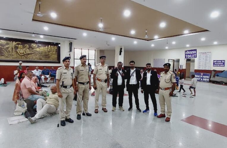 रेलवे के नए नियमों से यात्रियों को किया जागरूक     गया जंक्शन पर आरपीएफ ने चलाया विशेष अभियान, बढ़े जुर्माने और नए प्रावधानों की दी जानकारी