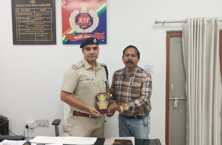 दैनिक अमर स्तम्भ समाचार पत्र की ओर से नवनियुक्त आरपीएफ थाना प्रभारी योगेश राणा का सम्मान