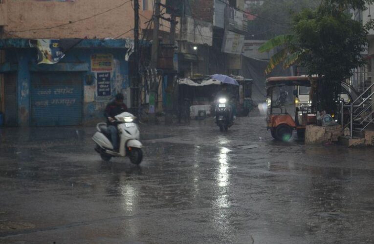 झांसी में तेज बारिश: रुक-रुककर ठंडी हवा चल रही, तापमान में आई गिरावट, कल भी बादल छाए रहेंगे