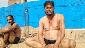 चोरी करते पकड़े गए कर्मचारी, तो मालिक ही बन गए जज ओर नंगे बदन धूप में बैठने की दी सजा