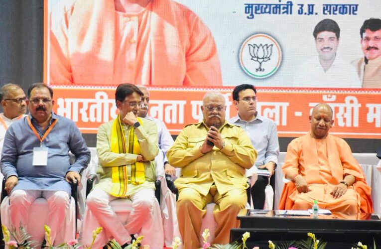 झाँसी आगमन पर मुख्यमंत्री श्री योगी आदित्यनाथ जी से नगर विधायक रवि शर्मा ने सर्किट हाउस, झाँसी में शिष्टाचार भेंट के दौरान सौंपे कई मांग पत्र