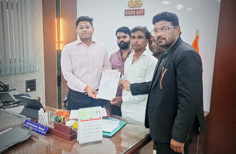 कैंट बोर्ड बबीना झाँसी मे ऋषि भारतीय और अमित करौसिया ने उठाई ठेका प्रथा समाप्त करने की आवाज