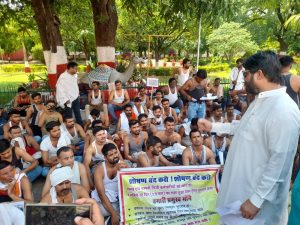 वेतन की मांग को लेकर कर्मचारियों ने किया अर्धनग्न प्रदर्शन