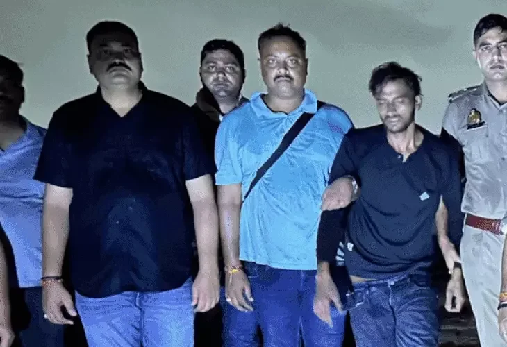 झांसी में बुर्का पहनकर लूटपाट करने वाले दो बदमाश गिरफ्तार:गार्ड को बंधक बनाकर दो लाख रुपए लूटे थे, मुठभेड़ में पकड़े गए
