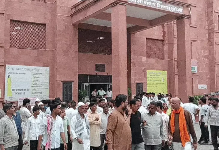 सब्जी मंडी खाली कराने की चेतावनी पर भड़के विक्रेता: