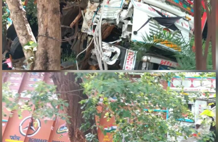 खाती बाबा रोड स्थित रेलवे माल गोदाम के पास बड़ा हादसा लड़की को बचाने के प्रयास में टैंक गड्ढे में घुसा, पेड़ से टकराया—चालक गंभीर