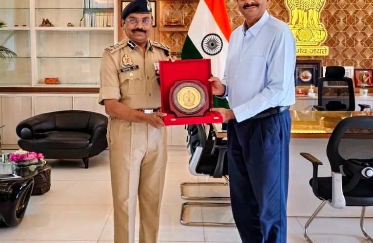 डीजी रेलवे प्रकाश डी. का रेल सुरक्षा पर फोकस, जीआरपी को और धार देने की तैयारी आईआरआईटीएम निदेशक रंजन प्रकाश ठाकुर से भेंट में यात्रियों की संरक्षा और विभागीय समन्वय पर हुई विस्तृत चर्चा