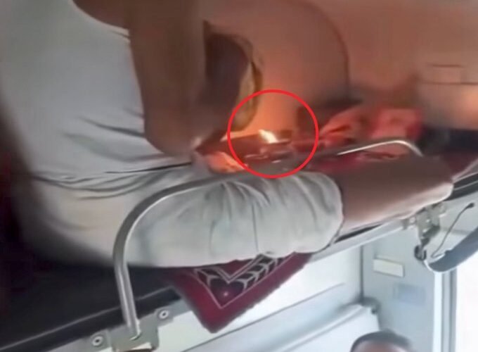 सूत्रों के मुताबिक किसी संस्थान ने आईआरसीटीसी से पूरा कोच कराया था बुक, चलती ट्रेन में दीपक जलाने पर सुरक्षा को लेकर उठे सवाल  जब ट्रेन में नमाज पढ़ने पर आपत्ति दर्ज कराई जाती है, तो धार्मिक गतिविधियों के लिए समान नियम लागू करने की उठी मांग