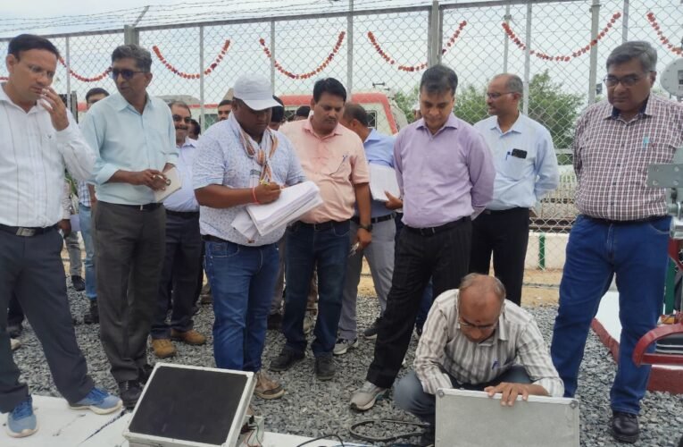 मऊरानीपुर–रोरा रेलखंड पर विद्युत कर्षण व्यवस्था का निरीक्षण  प्रमुख मुख्य विद्युत इंजीनियर जे. सी. एस. बोरा ने दोहरीकृत रेलखंड की संरक्षा व्यवस्थाओं को परखा