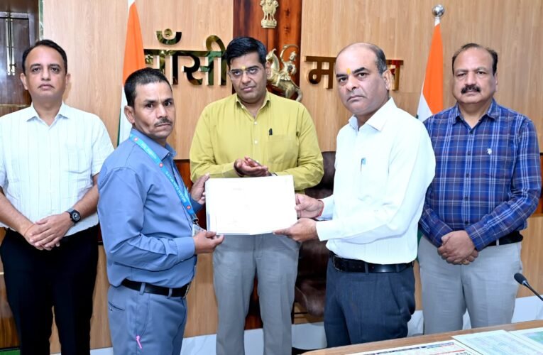 डीआरएम अनिरुद्ध कुमार ने 13 रेल कर्मचारियों को दिए संरक्षा पुरस्कार  सतर्कता और उत्कृष्ट कार्य के लिए कर्मचारियों को प्रशस्ति पत्र के साथ 1000 रुपये का नकद पुरस्कार  गाड़ी संचालन में अनियमितताओं पर त्वरित कार्रवाई कर सुरक्षित रेल संचालन में दिया योगदान