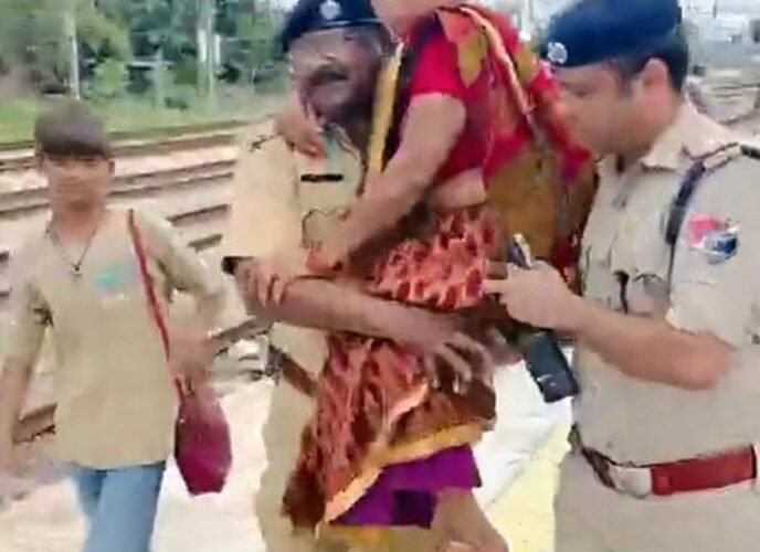 मथुरा जंक्शन पर लिफ्ट बंद, बुजुर्ग महिला यात्री की मदद को आगे आए आरपीएफ अधिकारी  अपनी बाहों में उठाकर ट्रेन तक पहुंचाया, मानवीय पहल की सोशल मीडिया पर हो रही सराहना