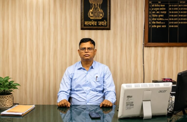 संजीव कुमार जाटव ने संभाली वीरांगना लक्ष्मीबाई झांसी स्टेशन निदेशक की कमान   आगरा मंडल से स्थानांतरण के बाद ग्रहण किया पदभार, यात्री सुविधाओं और स्टेशन प्रबंधन को नई दिशा मिलने की उम्मीद