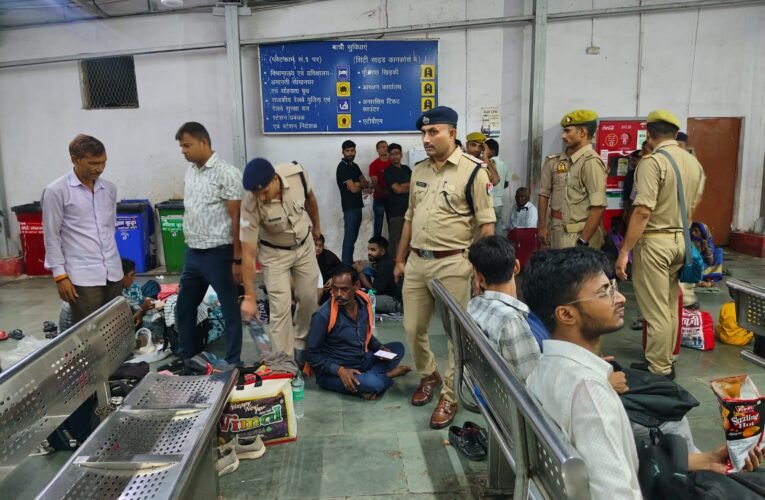 स्वतंत्रता दिवस से पहले प्रयागराज जंक्शन पर हाई अलर्ट आरपीएफ-जीआरपी का संयुक्त फ्लैग मार्च, स्टेशन के चप्पे-चप्पे की हुई सघन जांच