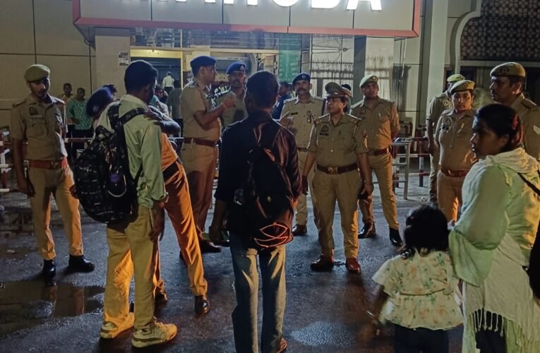 स्वतंत्रता दिवस से पहले महोबा स्टेशन पर आरपीएफ-जीआरपी का संयुक्त सुरक्षा अभियान  वरिष्ठ मंडल सुरक्षा आयुक्त जितेंद्र कुमार शर्मा के निर्देशन में प्रभारी निरीक्षक प्रदीप यादव ने संभाली सुरक्षा अभियान की कमान