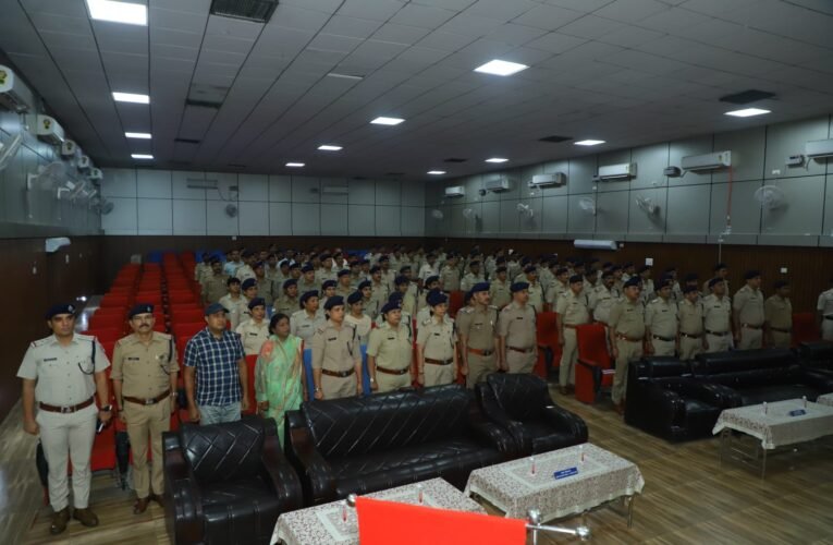 रेल सुरक्षा सम्मेलन में पत्रकारों से दूरी, फिर प्रेस विज्ञप्ति क्यों? रेलवे वर्कशॉप में हुआ आरपीएफ का सुरक्षा सम्मेलन—डीआरएम अनिरुद्ध कुमार समेत वरिष्ठ अधिकारियों और जवानों की मौजूदगी, लेकिन मीडिया को रखा बाहर अगर सुरक्षा सम्मेलन की चर्चा संवेदनशील और गोपनीय थी, तो मीडिया को बाहर रखने के बाद उसकी प्रेस विज्ञप्ति जारी करने का औचित्य क्या था?