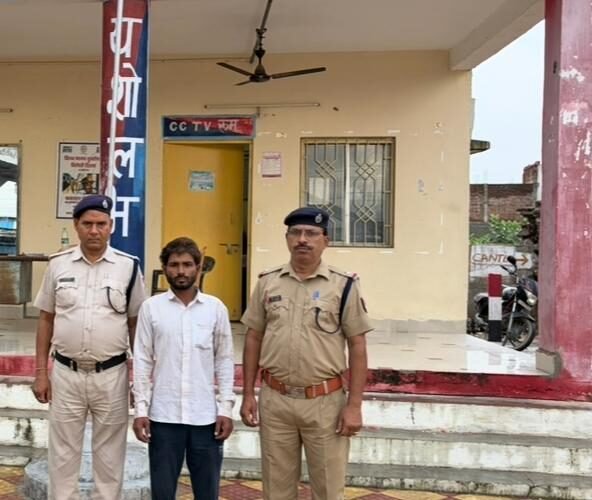 कैमरे की आंख में कैद हुआ बैग चोर, दतिया आरपीएफ चौकी ने दबोचा!  दतिया स्टेशन पर महिला यात्री को बनाया निशाना, बैग लेकर फरार हुआ था आरोपी  चांदी की पाजेब, नकदी और दो किलो घी पर हाथ साफ—सीसीटीवी से खुला चोरी का राज  29 जुलाई की वारदात का नौ दिन बाद खुलासा, रेलवे मालगोदाम से आरोपी गिरफ्तार
