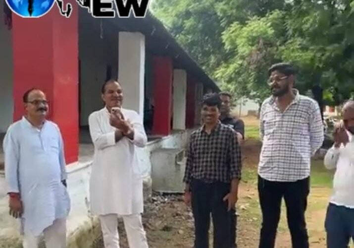 हिरासत में लिए लोगों से मिलने पुलिस लाइन पहुंचे पूर्व सांसद डॉ. चंद्रपाल सिंह यादव कटेरा साइबर प्रकरण में मौरयाना, खैरयाना और काड़ौर में एक साथ पुलिस कार्रवाई तीनों गांवों से कई लोग हिरासत में, पूर्व सांसद ने पहुंचकर ली पूरे मामले की जानकारी साइबर प्रकरण की जांच के बीच पुलिस लाइन में हिरासत में लिए लोगों से की मुलाकात