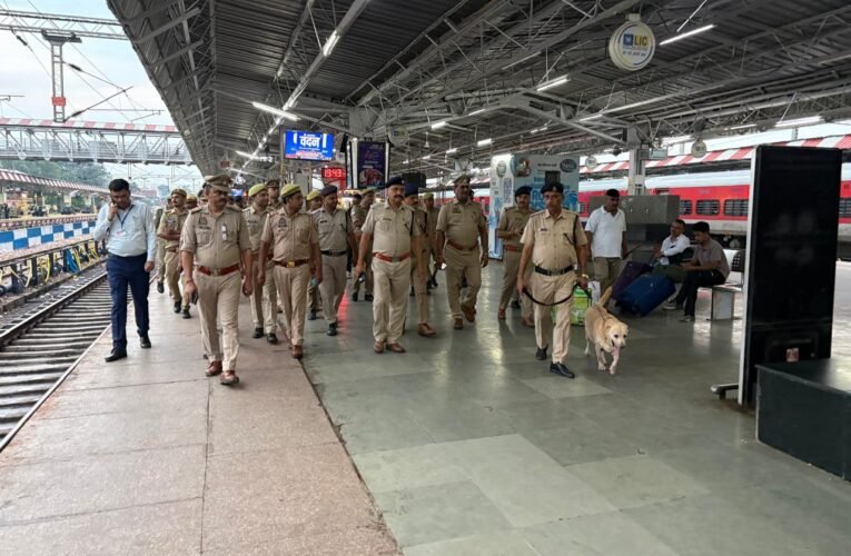 आगरा कैंट और आगरा किला स्टेशन पर स्वतंत्रता दिवस से पहले कड़ा पहरा डीआरएम गगन गोयल और सीनियर डीएससी एस. रामकृष्णन के निर्देशन में आरपीएफ-जीआरपी की विशेष चेकिंग, संदिग्धों पर पैनी नजर