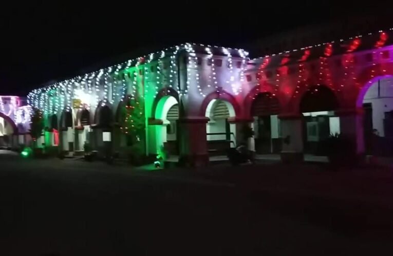 15 अगस्त समारोह में मीडिया को मिले सम्मानजनक स्थान  निमंत्रण पत्र देकर बुलाए जाने वाले पत्रकारों के लिए आरक्षित स्थान पर न हो किसी अन्य का कब्जा  मीडिया को निमंत्रण देकर खड़ा रखना ठीक नहीं, आरक्षित कुर्सियों पर किसी और का कब्जा न हो—डीआरएम करें व्यवस्था सुनिश्चित  झांसी। उत्तर मध्य रेलवे झांसी मंडल द्वारा प्रत्येक वर्ष 26 जनवरी और 15 अगस्त के राष्ट्रीय पर्व का भव्य आयोजन किया जाता है। इस वर्ष भी शुक्रवार, 15 अगस्त को होने वाले स्वतंत्रता दिवस समारोह को लेकर तैयारियां की जा रही हैं। समारोह में मीडिया कर्मियों को बाकायदा निमंत्रण पत्र देकर आमंत्रित किया जाता है और उनके लिए बैठने की व्यवस्था भी निर्धारित रहती है।  ऐसे में इस बार यह सुनिश्चित किया जाना जरूरी है कि मीडिया के लिए आरक्षित कुर्सियों पर यूनियन नेताओं अथवा रेल अधिकारियों के बैठने की स्थिति न बने। आरक्षित स्थान भर जाने के कारण यदि पत्रकारों को खड़े होकर कार्यक्रम की कवरेज करनी पड़े तो इससे न केवल उन्हें असुविधा होती है, बल्कि समाचार संकलन और फोटोग्राफी में भी परेशानी आती है।  मंडल रेल प्रबंधक अनिरुद्ध कुमार से विशेष आग्रह है कि 15 अगस्त के समारोह में मीडिया की बैठने की व्यवस्था पर विशेष ध्यान दिया जाए। मीडिया के लिए आरक्षित स्थान को स्पष्ट रूप से चिन्हित कराया जाए और वहां तैनात कर्मचारियों को यह जिम्मेदारी दी जाए कि आरक्षित कुर्सियां केवल आमंत्रित मीडिया कर्मियों के लिए ही उपलब्ध रहें।  मीडिया समारोह की कवरेज के लिए आमंत्रित अतिथि होता है। इसलिए निमंत्रण पत्र के साथ सम्मानजनक बैठने की व्यवस्था भी सुनिश्चित होना जरूरी है। उम्मीद है कि इस बार झांसी मंडल प्रशासन इस छोटी लेकिन महत्वपूर्ण व्यवस्था पर गंभीरता से ध्यान देगा, ताकि पत्रकारों को खड़े होकर स्वतंत्रता दिवस समारोह की कवरेज करने की नौबत न आए।