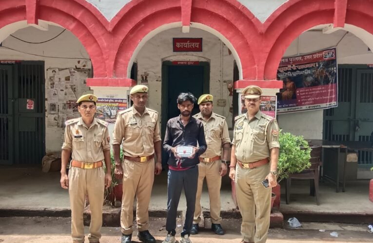 ट्रेन-प्लेटफॉर्म के शातिर चोर पर जीआरपी का शिकंजा, 18 हजार का मोबाइल बरामद ई-कैबिन के सामने दबोचा गया आरोपी, झांसी स्टेशन पर चोरी की वारदातों पर जीआरपी की कड़ी नजर स्वतंत्रता दिवस पर जीआरपी सतर्क, स्टेशन और ट्रेनों में बढ़ाई निगरानी
