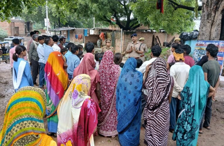 महोबा में स्टोन पेल्टिंग और रेल लाइन पर अतिक्रमण के खिलाफ आरपीएफ-जीआरपी का जागरूकता अभियान   महोबा-कबरई रेलखंड के पांच गांवों में ग्रामीणों को किया जागरूक, ग्राम प्रधानों व नागरिकों से मांगा सहयोग