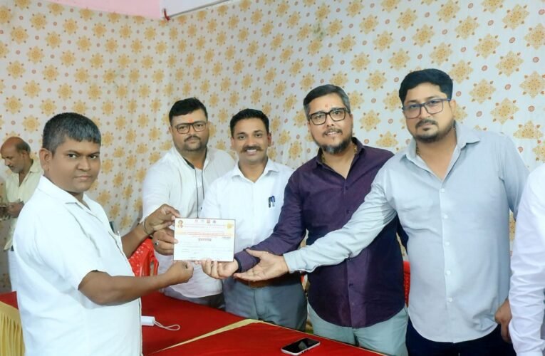 ठाणे में मराठी पाठशाळा का कमाल! रिक्शा-टैक्सी ड्राइवर बने भाषा के विद्यार्थी,बांटे गए प्रमाण पत्र!  इंद
