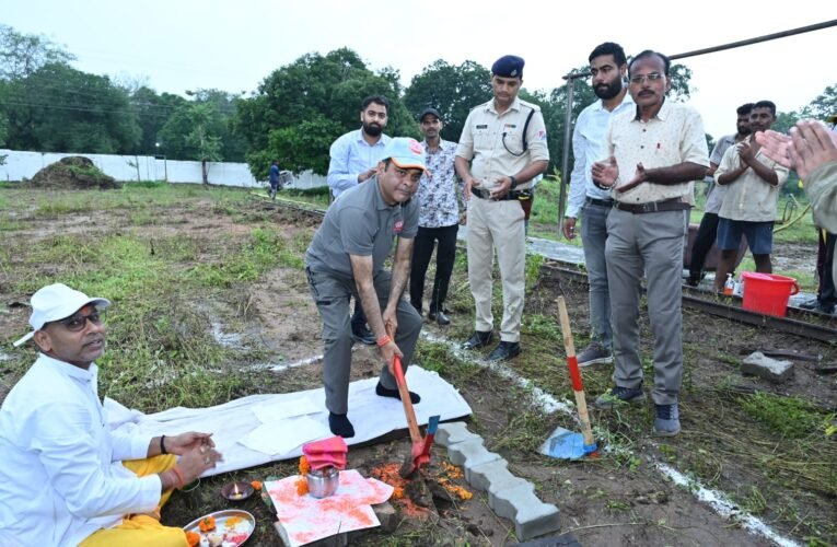 डीआरएम अनिरुद्ध कुमार ने भूमि पूजन कर गैंती चलाकर किया 2 करोड़ के तरण ताल का शुभारंभ डीएसए मैदान में खुदाई कर शुरू कराया निर्माण कार्य, खिलाड़ियों को मिलेगी आधुनिक तैराकी सुविधा