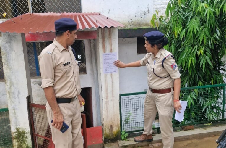 उपनिरीक्षक सुश्री उमा यादव की अगुवाई में फरार अभियुक्त के मकान पर आरपीएफ ने चस्पा किया न्यायालय का नोटिस     आरपी (उत्तर प्रदेश) अधिनियम के मामले में राहुल वाल्मीकि उर्फ अभय की तलाश तेज     नवाबाद क्षेत्र में किराए के मकान पर पहुंची आरपीएफ टीम, सार्वजनिक सूचना जारी कर सुराग देने की अपील