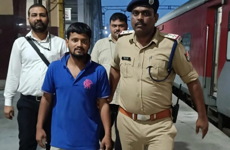 मिर्जापुर में चमन सिंह तोमर की टीम ने संदिग्ध बांग्लादेशी नागरिक को पकड़ा     आरपीएफ थाना प्रभारी निरीक्षक चमन सिंह तोमर के नेतृत्व में कार्रवाई, ब्रह्मपुत्र एक्सप्रेस में बिना टिकट मिला युवक     पासपोर्ट-वीजा नहीं मिला, एलआईयू, एटीएस और आईबी को दी गई सूचना
