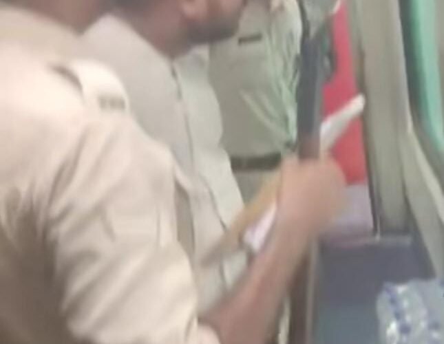 VERDICT NEWS रिपोर्टर ने फोन किया, वरिष्ठ मंडल सुरक्षा आयुक्त पवन श्रीवास्तव ने नहीं दिया जवाब अवध एक्सप्रेस में पैंट्रीकार मैनेजर और आरपीएफ जवानों में भिड़ंत कागजात और रसीद को लेकर विवाद, चेन पुलिंग के बाद बढ़ा मामला; धक्का-मुक्की और गाली-गलौज का वीडियो वायरल लाखेरी स्टेशन पर मैनेजर और रसोइया उतारे गए, आरपीएफ ने दोनों को किया गिरफ्तार; आज रेलवे कोर्ट में पेशी