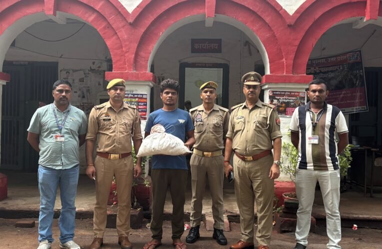 झांसी जीआरपी , क्राइम विंग आरपीएफ की संयुक्त टीम ने घेरा, चेकिंग देख ट्रेन से कूदा युवक 2.192 किलो गांजे के साथ दबोचा  ई-केबिन के पास घेराबंदी कर पकड़ा, आरोपी के खिलाफ पहले से दर्ज हैं तीन आपराधिक मामले