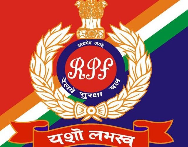 दतिया आरपीएफ चौकी की बड़ी कार्रवाई, रेलवे नियम तोड़ने वाले 24 पकड़े वरिष्ठ मंडल सुरक्षा आयुक्त जितेन्द्र कुमार शर्मा के निर्देश पर चला चेकिंग अभियान, जन विश्वास अधिनियम के तहत 15 हजार रुपये जुर्माना वसूला