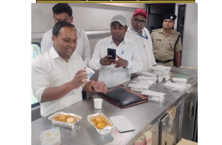 अमन वर्मा ने खुद जांची पैंट्रीकार, मानकविहीन चाय के कप पकड़े मंगला एक्सप्रेस में 27 पेटी अनधिकृत पानी जब्त, चार अनधिकृत व्यक्ति आरपीएफ के हवाले झांसी स्टेशन पर पैंट्रीकारों में रेलवे का सरप्राइज फोर्ट्रेस चेक अभियान
