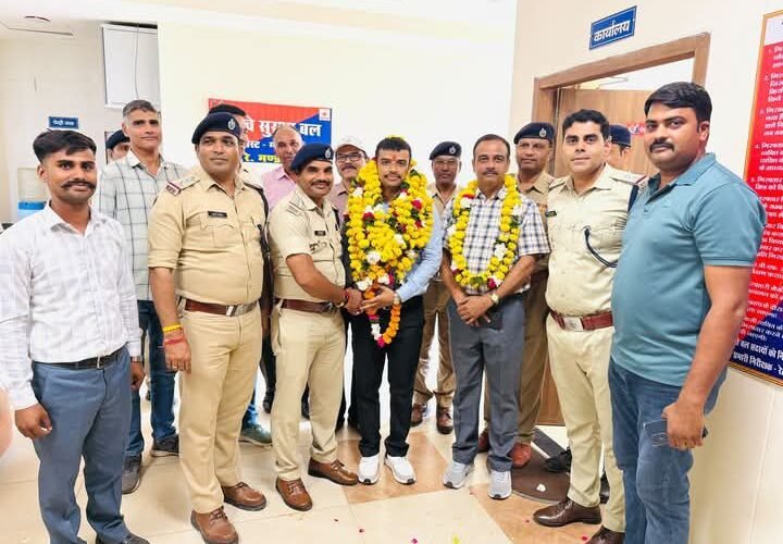 ग्वालियर में आरपीएफ प्रधान आरक्षक के बेटे योगेश यादव ने रचा गौरव सीआईएसएफ में असिस्टेंट कमांडेंट पद पर चयन, प्रारंभिक प्रशिक्षण के लिए हैदराबाद रवाना थाना प्रभारी निरीक्षक मनोज शर्मा सहित आरपीएफ स्टाफ ने दी बधाई
