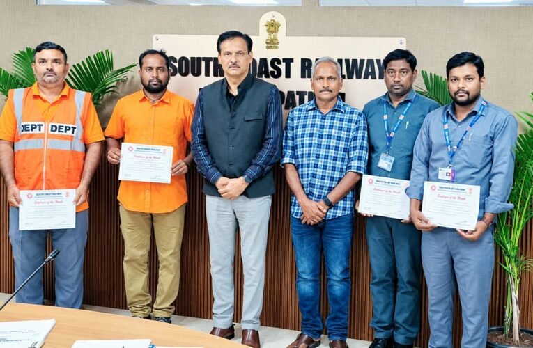 संभावित रेल हादसे टालने वाले चार सजग रेलकर्मी सम्मानित  पूर्व झांसी मंडल रेल प्रबंधक एवं वर्तमान दक्षिण तट रेलवे महाप्रबंधक संदीप माथुर ने ‘Employee of the Month’ पुरस्कार से किया सम्मानित