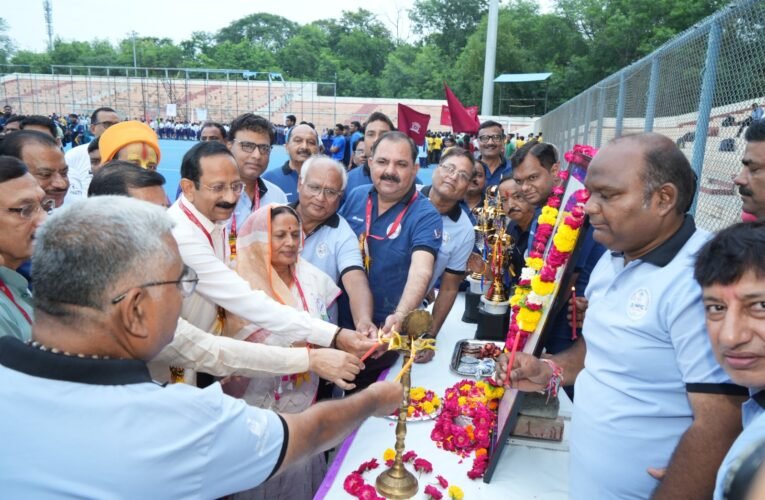 63 विद्यालयों के खिलाड़ियों से सजा ध्यानचंद स्टेडियम, खेल महाकुंभ का भव्य आगाज 25 खेलों में दिखेगा बालक-बालिकाओं का दमखम, मार्च पास्ट और मशाल परिक्रमा ने बढ़ाया उत्साह ऋषभ सरावगी मेमोरियल फाउंडेशन के 17वें जिला ओलंपिक स्कूल गेम्स में उमड़ा खेल प्रतिभाओं का सैलाब