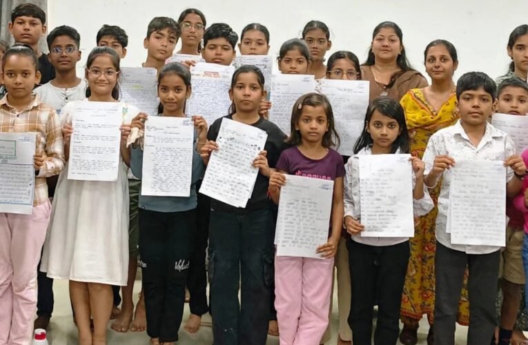 पांच शहरों में ऑन स्पॉट निबंध प्रतियोगिता, बच्चों ने दिखाई प्रतिभा  झांसी मंडल के रेल कर्मचारियों के बच्चों ने रचनात्मक सोच से किया प्रभावित  20 सितंबर को होगी ड्राइंग प्रतियोगिता, विजेताओं के नाम बाद में होंगे घोषित