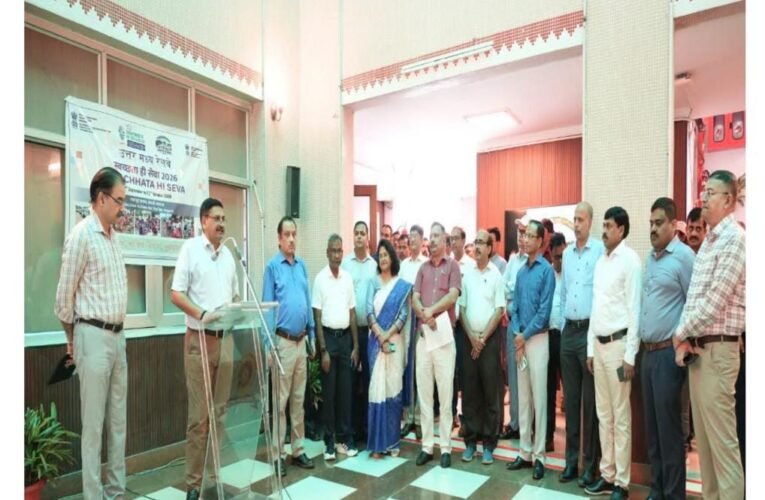 नरेश पाल सिंह का स्वच्छता मंत्र—शपथ से जागरूकता तक, रेलवे में चला स्वच्छता का अभियान प्रयागराज मुख्यालय में अधिकारियों और रेल कर्मचारियों ने लिया स्वच्छता का संकल्प हस्ताक्षर अभियान से जुड़ी सहभागिता, सेल्फी अभियान ने दिया जागरूकता का संदेश स्वच्छ रेलवे परिसर के लिए सामूहिक जिम्मेदारी निभाने पर जोर