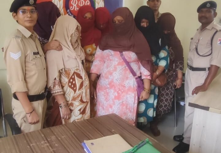 मिर्ज़ापुर आरपीएफ थाना प्रभारी निरीक्षक चमन सिंह तोमर की अगुवाई में आरपीएफ का शिकंजा, ताप्ती गंगा एक्सप्रेस में पांच महिलाएं गिरफ्तार यात्रियों से जबरन रुपये मांगने का आरोप, शिकायतों के बाद आरपीएफ का विशेष जांच अभियान वीरांगना लक्ष्मीबाई झाँसी स्टेशन से भी महिलाओं के सवार होने की सूचना, कुशीनगर, साबरमती व छत्तीसगढ़ पंजाब मेल समेत अन्य गाड़ियां भी जांच के दायरे में मिर्ज़ापुर स्टेशन पर पांचों को उतारा, गर्भवती महिला की तबीयत बिगड़ने पर महिला आरक्षी की निगरानी में जिला अस्पताल भेजा