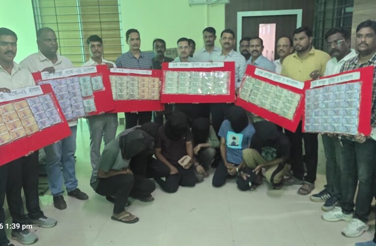 दिनदहाड़े 40 लाख की लूट, 24 घंटे में छह आरोपी दबोचे! ठाणे क्राइम ब्रांच का ताबड़तोड़ एक्शन—36.48 लाख का मुद्देमाल बरामद बैंक में रकम जमा कराने जा रहे कर्मचारियों पर लाठी-डंडों से हमला कर छीना था नकदी से भरा बैग दो मोटरसाइकिल भी बरामद, 22 सितंबर तक पुलिस कस्टडी रिमांड पर आरोपी