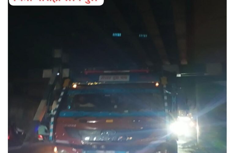 हाइट बैरियर में फंसा टैंक, चित्रा चौराहा पर देर रात लगा जाम रेलवे पुल की सुरक्षा के लिए लगाए बैरियर ने रोका ऊंचाई से अधिक वाहन टैंक फंसने से सीपरी बाजार मार्ग पर आवागमन हुआ प्रभावित बड़ी मशक्कत के बाद निकाला गया भारी वाहन, सुरक्षा व्यवस्था पर उठे सवाल