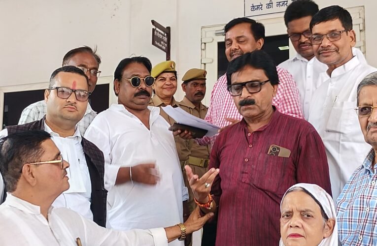 स्ववित्तपोषण की बेड़ियां तोड़ो, बुंदेलखण्ड विश्वविद्यालय को 100% अनुदान दो बुंदेलखण्ड निर्माण मोर्चा ने मुख्यमंत्री को संबोधित ज्ञापन जिलाधिकारी को सौंपा महंगी फीस से आर्थिक रूप से कमजोर विद्यार्थियों के उच्च शिक्षा से वंचित होने का उठाया मुद्दा