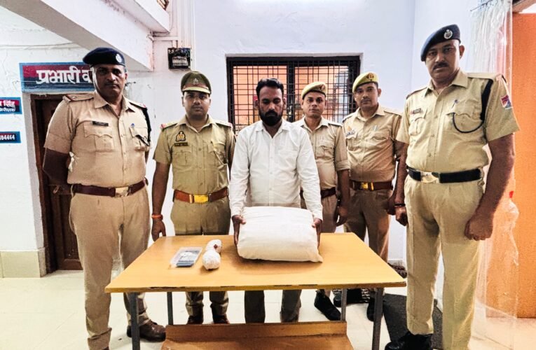 ललितपुर आरपीएफ का बड़ा शिकंजा, 6.100 किलो गांजे के साथ युवक गिरफ्तार  ऑपरेशन नार्कोस के तहत आरपीएफ-जीआरपी की संयुक्त कार्रवाई, करीब 6.50 लाख रुपये का गांजा बरामद